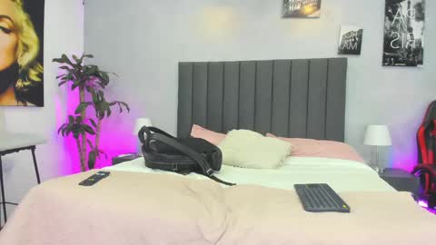 Snapshot of kendra_london chatting on 04-28-26, 11:15 Kendra London online show from 04-28-26, 11:15