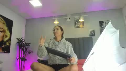 Snapshot of kendra_london chatting on 06-15-26, 11:12 Kendra London online show from 06-15-26, 11:12
