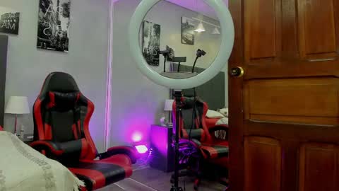 Snapshot of kendra_london chatting on 07-17-26, 11:17 Kendra London online show from 07-17-26, 11:17