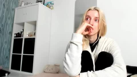 Kenzie online show from 09-21-25, 01:35