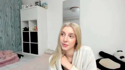 Snapshot of kenziedawton chatting on 05-15-26, 04:36 Kenzie online show from 05-15-26, 04:36