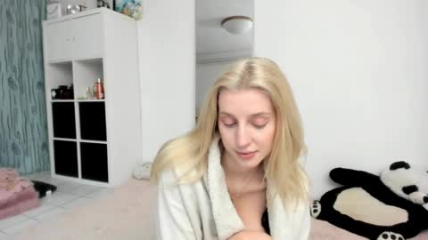 Snapshot of kenziedawton chatting on 05-18-26, 04:24 Kenzie online show from 05-18-26, 04:24