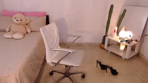 Mia  online show from 03-06-25, 09:53