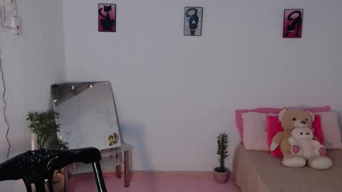 Mia  online show from 09-25-25, 04:11