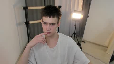 Snapshot of kevin_kess chatting on 11-17-25, 04:24 Ask me online show from 11-17-25, 04:24