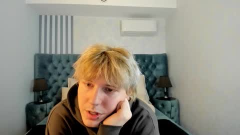 Snapshot of kevinm1lky chatting on 10-22-25, 02:39 Kevin online show from 10-22-25, 02:39