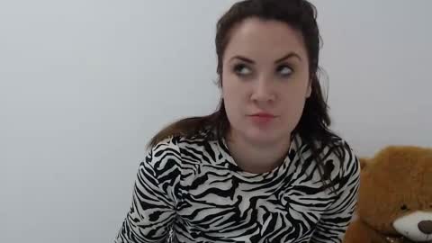 Snapshot of khrysssarah chatting on 02-10-26, 02:54 Sarah online show from 02-10-26, 02:54