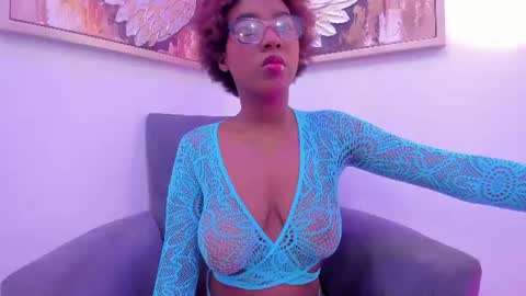 Snapshot of kiara_curls chatting on 07-10-26, 11:35 Kiara online show from 07-10-26, 11:35