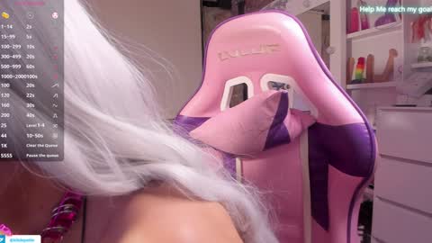 Snapshot of kikilepetite chatting on 01-08-25, 12:28 kiki online show from 01-08-25, 12:28