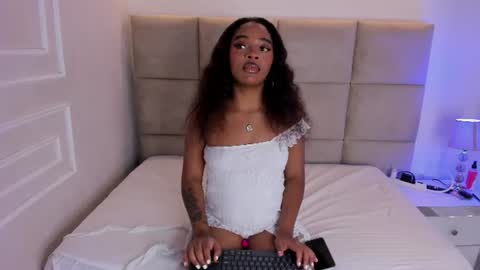 Snapshot of kilyegomez1 chatting on 06-20-26, 07:38 SHURI LUX online show from 06-20-26, 07:38