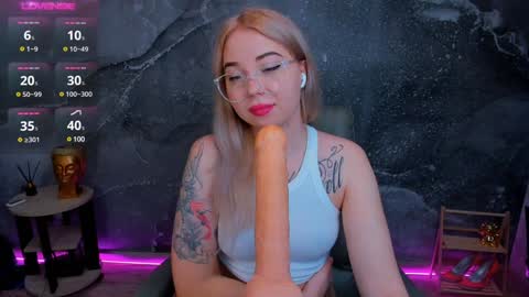 Snapshot of kim_girl_next_door chatting on 01-06-25, 07:42 KIM online show from 01-06-25, 07:42