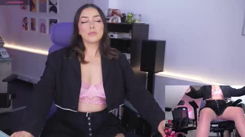 Snapshot of kimberly_clars chatting on 02-24-26, 05:11 Kimberly 1200-1900 GMT-5 online show from 02-24-26, 05:11