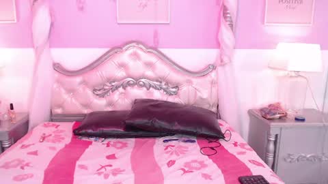Snapshot of kimberlybale chatting on 06-21-26, 12:19 online show from 06-21-26, 12:19