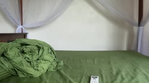 Snapshot of kinda_horny_right_now chatting on 06-17-26, 05:32 Isaac online show from 06-17-26, 05:32