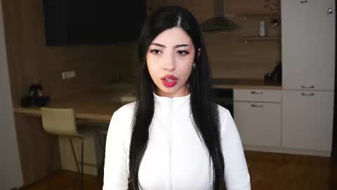 Snapshot of kindraevert chatting on 11-05-25, 05:51 Megan online show from 11-05-25, 05:51