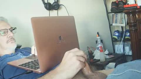 kingtongue10 online show from 12-19-25, 08:49