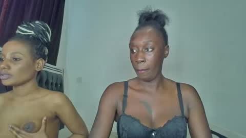 Snapshot of kinky_leila chatting on 06-27-26, 12:22 kinky_leila online show from 06-27-26, 12:22