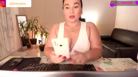 Snapshot of kinkyelise chatting on 12-04-24, 07:39 Jenny online show from 12-04-24, 07:39