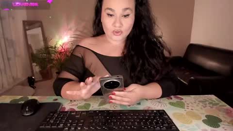 Snapshot of kinkyelise chatting on 09-13-25, 04:56 Jenny online show from 09-13-25, 04:56