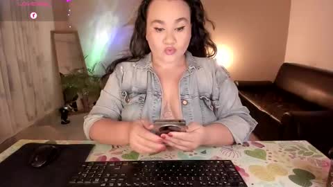 Snapshot of kinkyelise chatting on 10-07-25, 07:05 Jenny online show from 10-07-25, 07:05