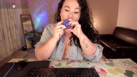 Snapshot of kinkyelise chatting on 10-12-25, 09:52 Jenny online show from 10-12-25, 09:52