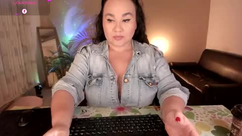 Snapshot of kinkyelise chatting on 10-19-25, 06:03 Jenny online show from 10-19-25, 06:03