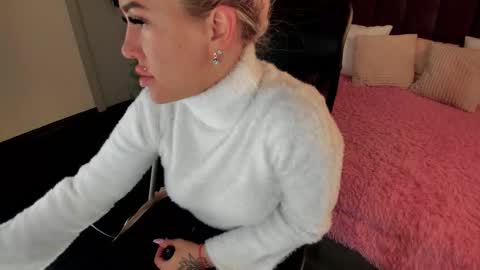 Snapshot of kiramagnolia chatting on 10-19-25, 01:50 Kira online show from 10-19-25, 01:50