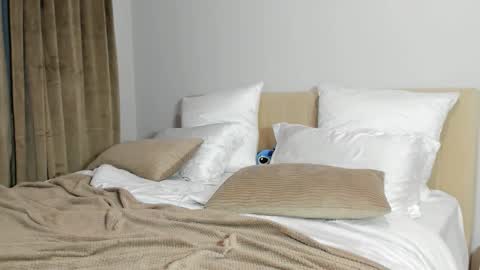 Kira online show from 11-18-25, 05:28