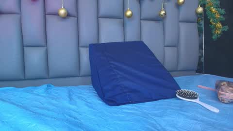 Snapshot of kissme_luna chatting on 12-19-25, 07:10 BELLA FLAME online show from 12-19-25, 07:10