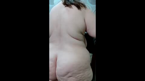 Snapshot of kissmycurvesxo chatting on 05-29-26, 08:01 Goddess online show from 05-29-26, 08:01