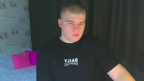 Snapshot of kittenmur chatting on 09-19-25, 09:04 Vlad online show from 09-19-25, 09:04