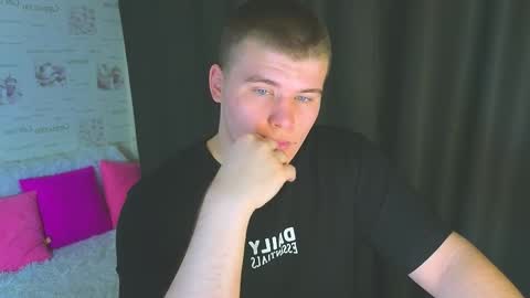 Snapshot of kittenmur chatting on 09-29-25, 08:13 Vlad online show from 09-29-25, 08:13