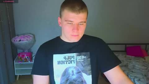 Snapshot of kittenmur chatting on 10-19-25, 08:20 Vlad online show from 10-19-25, 08:20