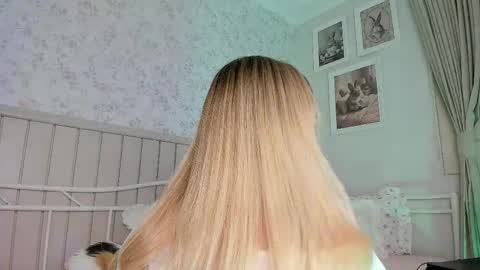 Snapshot of kitty__sophie chatting on 05-18-26, 04:35 sophie online show from 05-18-26, 04:35