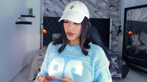 Snapshot of kitty_collins_ chatting on 06-04-26, 12:00 Kitty online show from 06-04-26, 12:00