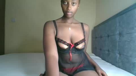 Snapshot of kittypettite chatting on 11-22-25, 11:31 Kittypettite online show from 11-22-25, 11:31