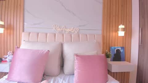 Snapshot of kity_angelss chatting on 05-23-26, 04:11 Angel Independent Model online show from 05-23-26, 04:11