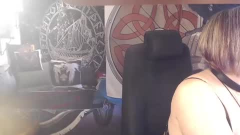 Snapshot of kleiner_teufel chatting on 05-11-26, 05:57 Michelle online show from 05-11-26, 05:57