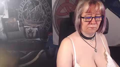 Snapshot of kleiner_teufel chatting on 05-14-26, 04:19 Michelle online show from 05-14-26, 04:19