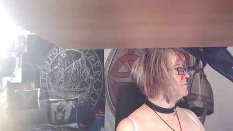 Snapshot of kleiner_teufel chatting on 06-19-26, 04:17 Michelle online show from 06-19-26, 04:17