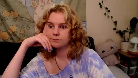 Snapshot of komorebbi chatting on 06-24-26, 10:42 Marta online show from 06-24-26, 10:42