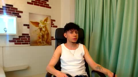 Snapshot of krewvaughn chatting on 10-11-25, 04:55 KrewVaughn online show from 10-11-25, 04:55