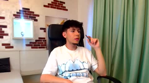 Snapshot of krewvaughn chatting on 10-12-25, 05:06 KrewVaughn online show from 10-12-25, 05:06