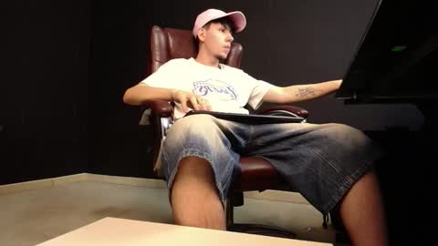 Snapshot of krewvaughn chatting on 10-17-25, 10:18 KrewVaughn online show from 10-17-25, 10:18