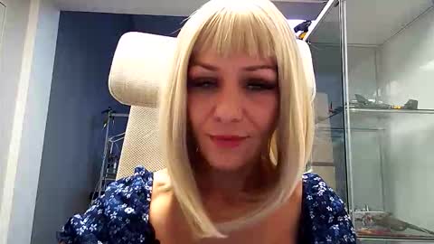 Snapshot of krisred2 chatting on 11-04-25, 11:42 Kristi online show from 11-04-25, 11:42