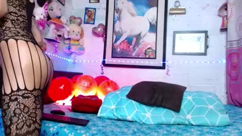 krisstal703358 online show from 12-18-25, 07:25