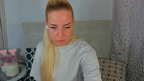 Snapshot of kristyflowers chatting on 06-25-26, 02:32 KristyFlowers online show from 06-25-26, 02:32