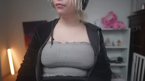 Snapshot of krystalsyxx chatting on 01-20-25, 08:29 Krystal Syx online show from 01-20-25, 08:29