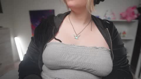 Snapshot of krystalsyxx chatting on 10-10-25, 01:26 Krystal Syx online show from 10-10-25, 01:26