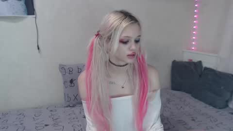 Emilia online show from 02-13-25, 04:54